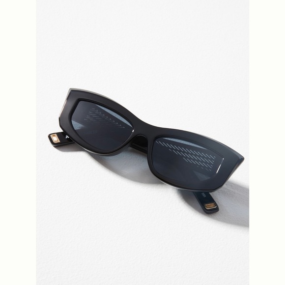INDESCRATCHABLES SUNGLASSES cat eyed black - Picture 1 of 9